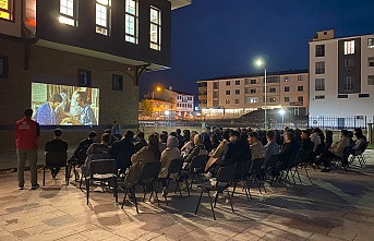 Gençler  açık havada  sinema keyfi yaşadı