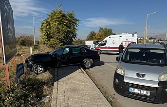 Erzincan'da Kavşakta Otomobil ile Hafif Ticari Araç Çarpıştı: 1 Yaralı