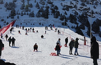 Ergan Dağı Kayak Merkezi, Karın Tadını Çıkaran Ziyaretçileri Ağırlıyor