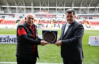 Amigo Necdet’e Vefa Plaketi