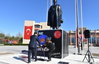 Atatürk anıtına çelenk sunuldu