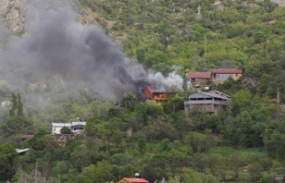 Çıkan yangında ev kullanılamaz hale geldi