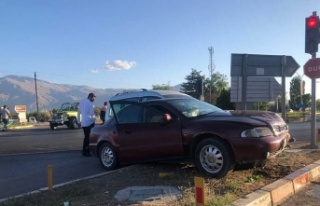 Erzincan’da kavşakta iki araç çarpıştı