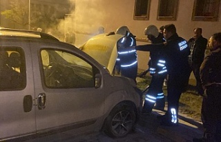 Erzincan'da park halindeki araç yandı