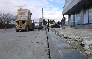 Tahrip olan kaldırımlarda yenileme çalışması...