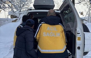 Sağlık ekipleri kar kış demeden yardıma koşuyor