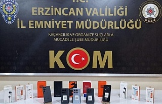 Erzincan'da gümrük kaçağı telefon ve kulaklık...