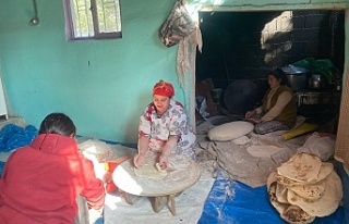 Erzincan’ da kadınlar imece usulü ekmek pişiriyor