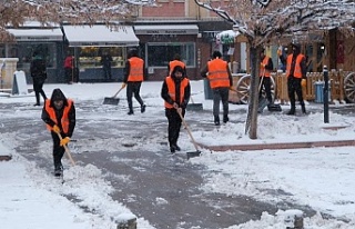 Kentte ana arterlerde ve sokaklarda kar küreme çalışması...