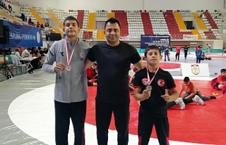 Genç pehlivanlar  dereceyle döndü