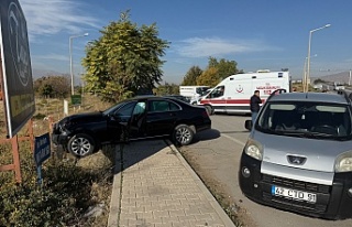 Erzincan'da Kavşakta Otomobil ile Hafif Ticari...