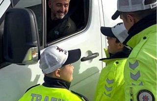 Öğrenciler Trafik Denetimi Yaparak Farkındalık...