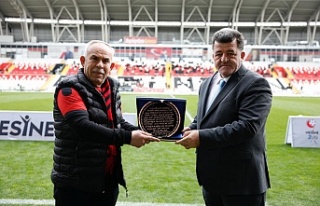 Amigo Necdet’e Vefa Plaketi