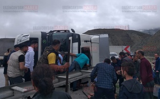 Erzincan’da tır yan yattı: 2 yaralı