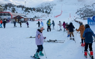 Minikler Ergan’da Kayakla Tanışıyor