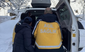 Sağlık ekipleri kar kış demeden yardıma koşuyor