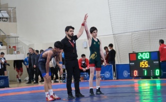 Genç güreşçiler Türkiye Şampiyonası için minderde
