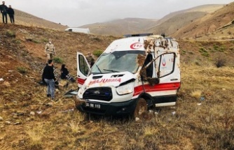Ambulans şarampole devrildi; 3 Yaralı