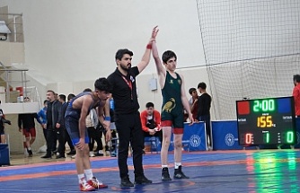 Genç güreşçiler Türkiye Şampiyonası için minderde