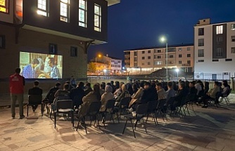 Gençler  açık havada  sinema keyfi yaşadı