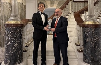 Akif Manaf’a Bir Barış Ödülü Daha: Dünyaca Ünlü Yazar Egeyön Barış Ödülünü Aldı