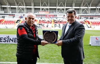 Amigo Necdet’e Vefa Plaketi