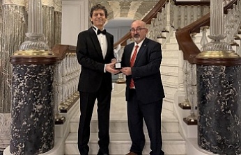 Akif Manaf’a Bir Barış Ödülü Daha: Dünyaca Ünlü Yazar Egeyön Barış Ödülünü Aldı