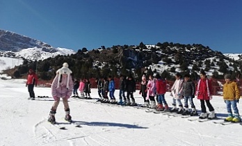 Öğrencilere kayak eğitimi devam ediyor
