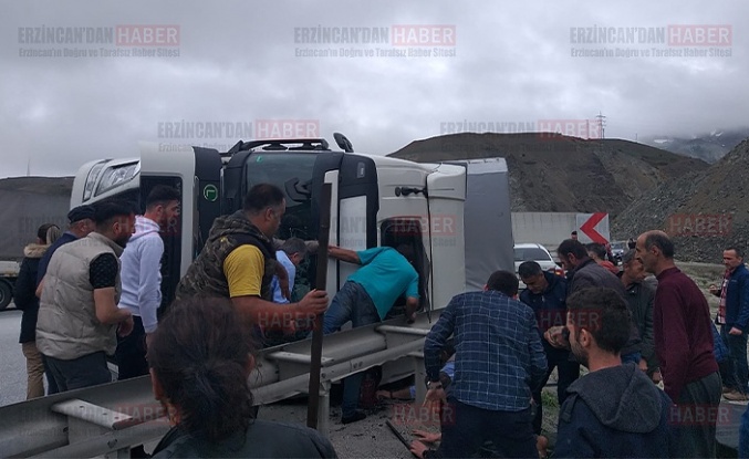 Erzincan’da tır yan yattı: 2 yaralı