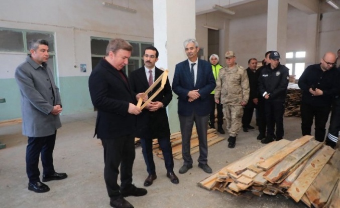Refahiye ilçesinde faaliyete başlayan arı kovanı çıtası üretim atölyesine ziyaret
