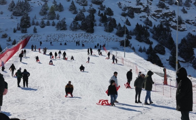 Ergan Dağı Kayak Merkezi, Karın Tadını Çıkaran Ziyaretçileri Ağırlıyor