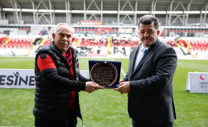 Amigo Necdet’e Vefa Plaketi