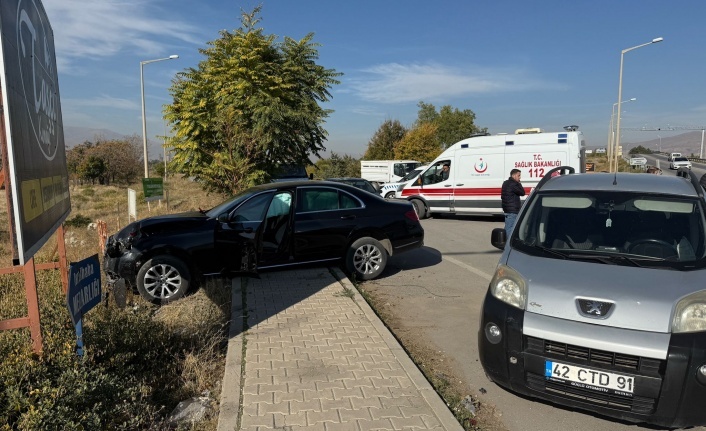 Erzincan'da Kavşakta Otomobil ile Hafif Ticari Araç Çarpıştı: 1 Yaralı