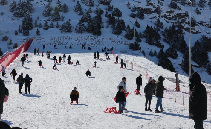 Ergan Dağı Kayak Merkezi, Karın Tadını Çıkaran Ziyaretçileri Ağırlıyor