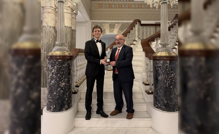 Akif Manaf’a Bir Barış Ödülü Daha: Dünyaca Ünlü Yazar Egeyön Barış Ödülünü Aldı