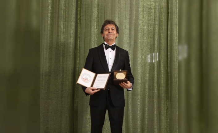 Dünyaca Ünlü Yazar Akif Manaf 2025 Yılı International Peace Prize Ödülü’nü Aldı