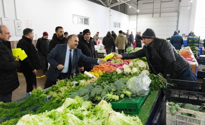 Erzincan’da zabıta ekipleri tarafından pazarcı esnafına fiyat etiketleri dağıtıldı