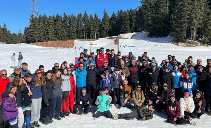 Erzincanlı Gençler Kayak Pistlerinde Fırtına Gibi Esti