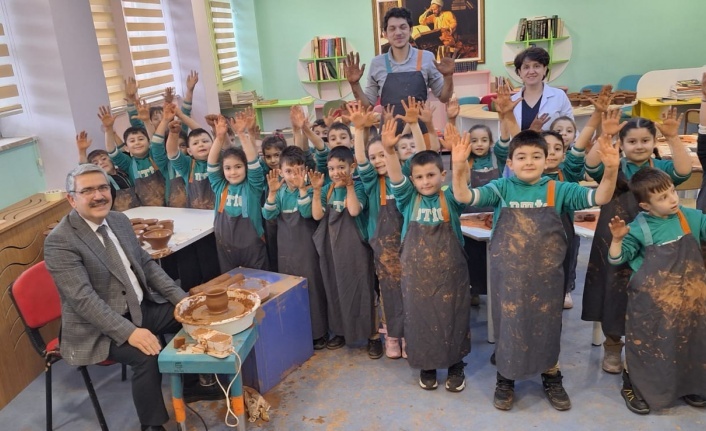 Minik Eller Çamurla Buluştu