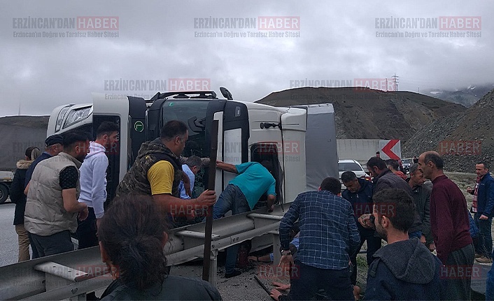 Erzincan’da tır yan yattı: 2 yaralı